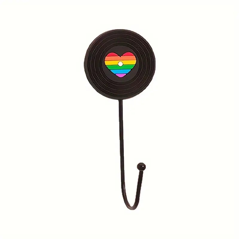 Regenbogen Kleiderhaken in Form einer Schallplatte mit Pride-Herz – Retro Wandhaken für Jacken, Taschen und Accessoires