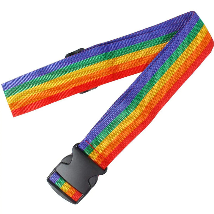 Regenbogen-Koffergurt im Pride-Design zur sicheren Fixierung von Reisegepäck.