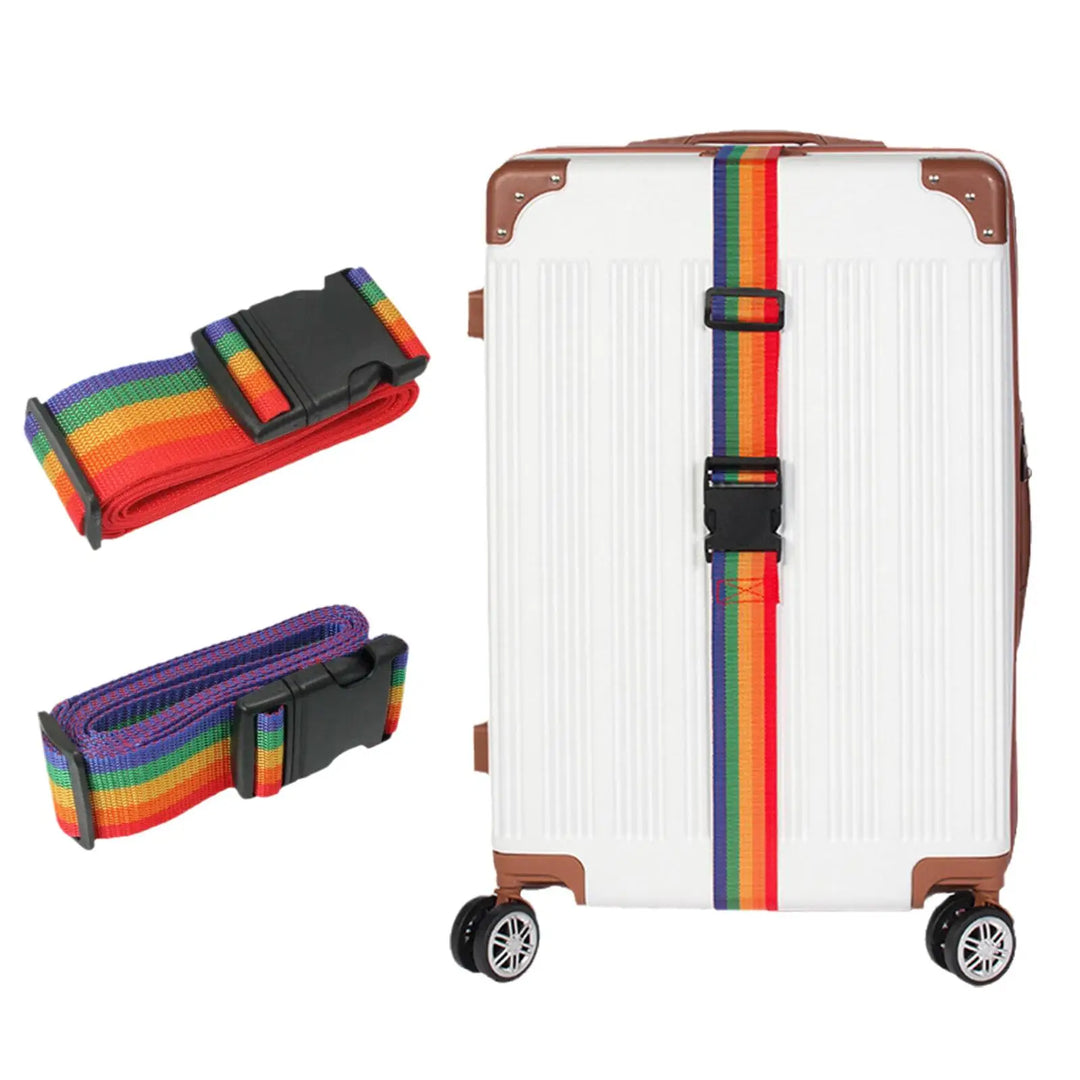 Weißer Hartschalenkoffer mit einem Regenbogengurt zur Sicherung, daneben zwei aufgerollte Regenbogengurte.