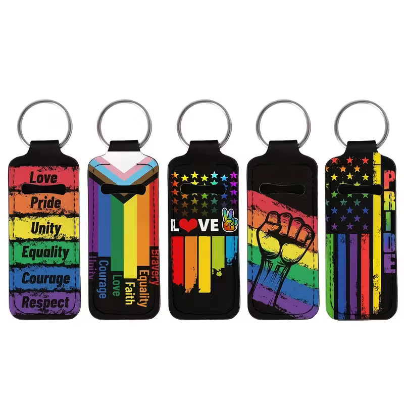 Regenbogen-Lippenpflegestift-Halter mit Pride-Designs und LGBTQIA+ Symbolen in bunten Farben.