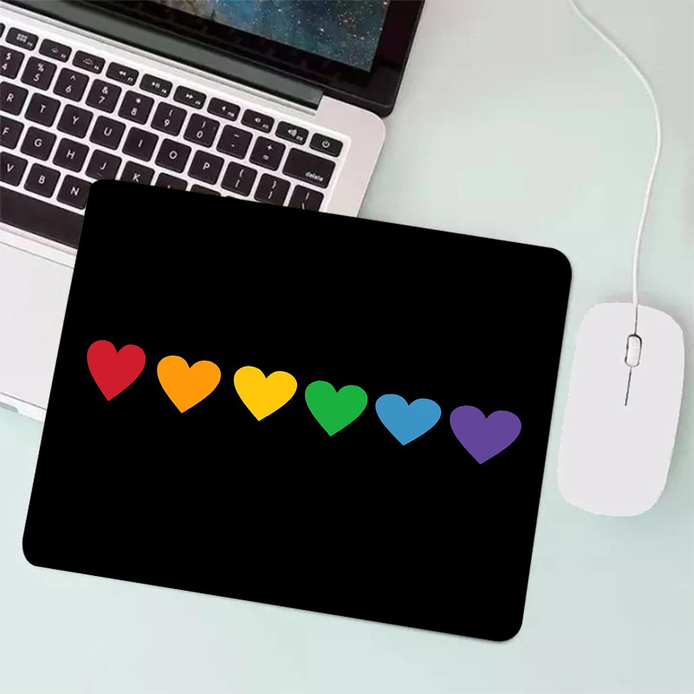 Schwarzes Regenbogen Mousepad mit bunten Herzmotiven im Pride Design

