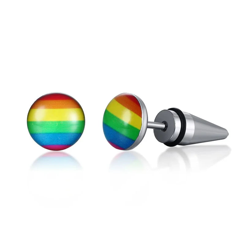 Runde Ohrstecker mit Regenbogenflaggen-Design und einem spitzen Aufsatz, aus Edelstahl gefertigt