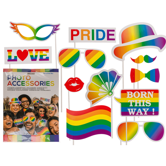 Buntes 12-teiliges Fotoverkleidungsset mit Pride-Accessoires, darunter Brillen, Hüte, Schnurrbärte, Flaggen und Aufkleber. Perfekt für Mottopartys, Karneval, Fasching und LGBTQ+ Pride-Feiern. Enthält vielseitige Partyartikel für kreative Fotos und Verkleidungen, verpackt im Polybeutel mit Headercard.