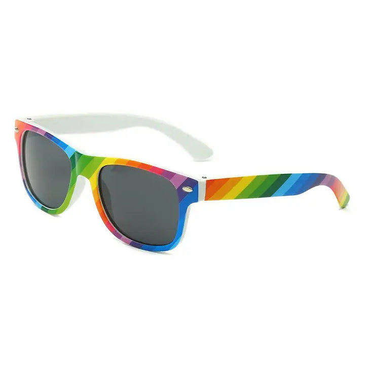 Auffällige Regenbogen-Partybrille mit buntem Rahmen im Pride-Design, leicht aus Kunststoff, ideal für Pride-Events, Festivals, Partys und Fotos. Spaß- und Fashion-Accessoire ohne geprüften UV-Schutz.
