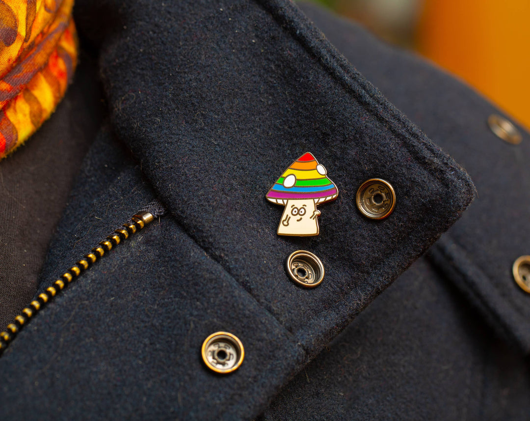 Regenbogen Pilz Anstecknadel an Jacke getragen LGBTQIA+ Pride Emaille Pin