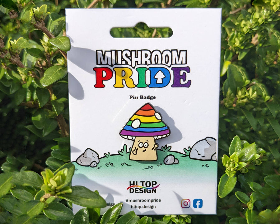 Regenbogen Pilz Anstecknadel auf Verpackung im Garten mit LGBTQ Pride Design