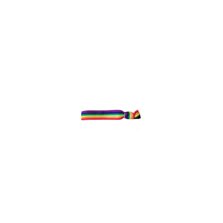 Ein einzelnes Regenbogen-Pride-Armband aus Polyester, liegend dargestellt auf weißem Hintergrund