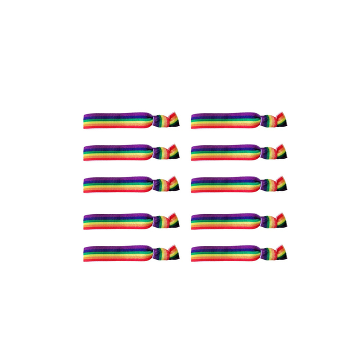 Set mit 10 Regenbogen-Pride-Armbändern aus Polyester, nebeneinander angeordnet auf weißem Hintergrund