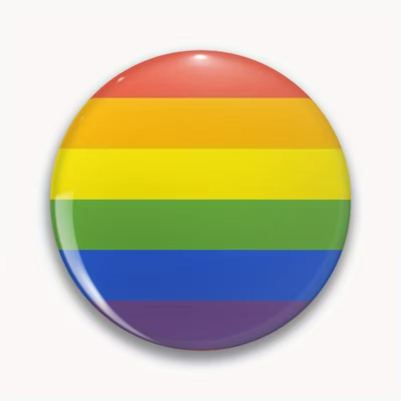 Regenbogen Pride-Button im klassischen Rainbow-Farbschema