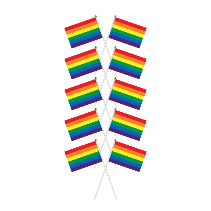 Zehn klassische Regenbogen Pride Handflaggen mit sechs horizontalen Streifen in Rot, Orange, Gelb, Grün, Blau und Lila an gekreuzten Stäben.