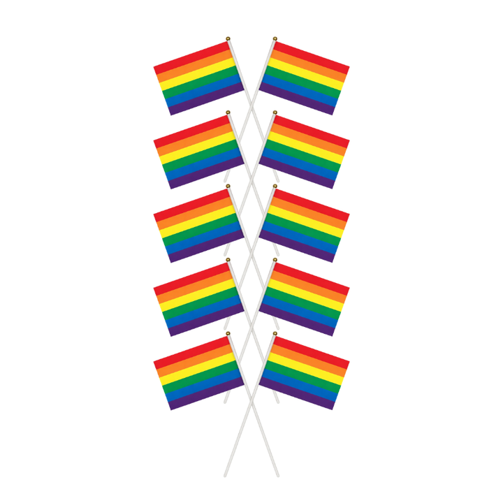 Zehn klassische Regenbogen Pride Handflaggen mit sechs horizontalen Streifen in Rot, Orange, Gelb, Grün, Blau und Lila an gekreuzten Stäben.