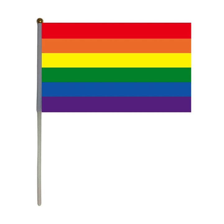Klassische Regenbogen Pride Handflagge mit sechs horizontalen Streifen in Rot, Orange, Gelb, Grün, Blau und Lila an einem Stab.