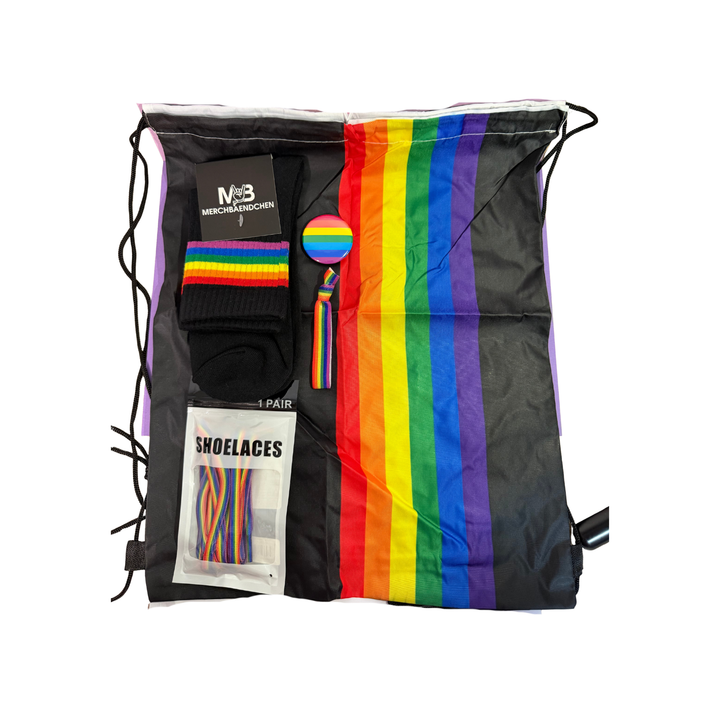 Regenbogen Pride Starter Kit mit Turnbeutel sowie Socken, Regenbogen-Schnürsenkeln, Armband und Pin auf weissem Hintergrund.