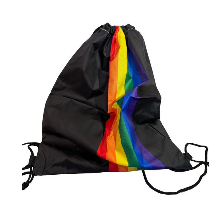 Turnbeutel aus dem Regenbogen Pride Starter Kit mit farbigem Pride-Streifen auf schwarzem Hintergrund.