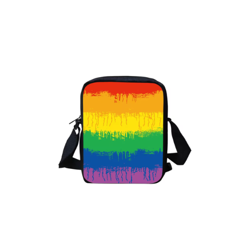 Leichte, schwarze Umhängetasche aus Polyester mit verstellbarem Schultergurt und zwei Reißverschlüssen. 
Die Vorderseite zeigt horizontale Streifen in den Farben des Regenbogens. 
Die Tasche steht aufrecht und ist etwa 23 cm hoch, 18 cm breit und 5 cm tief.
