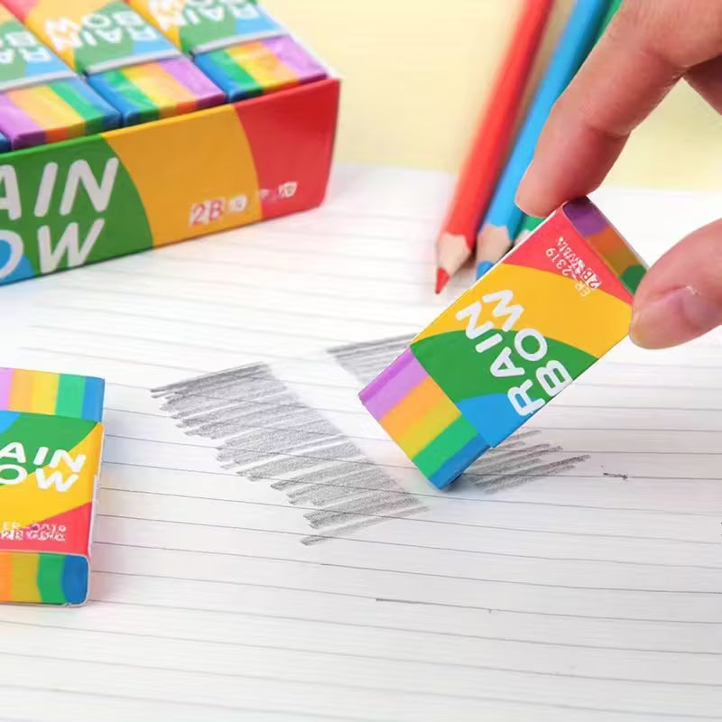 Bunter Regenbogen Radiergummi 2B entfernt Bleistiftstriche auf Papier – farbenfroher Schulradierer 5.8 × 2.2 cm