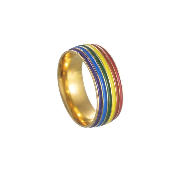 Regenbogen Pride Ring aus Edelstahl in Goldoptik – LGBTQIA+ Schmuck Unisex Ring auf weißem Hintergrund