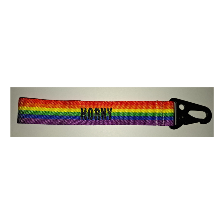 Handgemachter Regenbogen-Schlüsselanhänger mit Aufschrift Horny und schwarzem Karabiner
