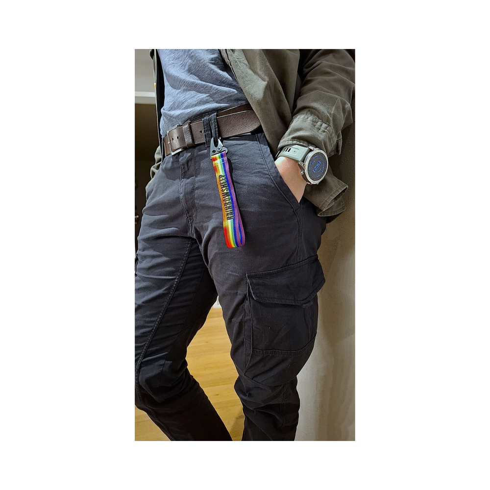 Rainbowsheep Regenbogen Schluesselanhaenger an der Gürtelschlaufe einer dunklen Cargo Hose