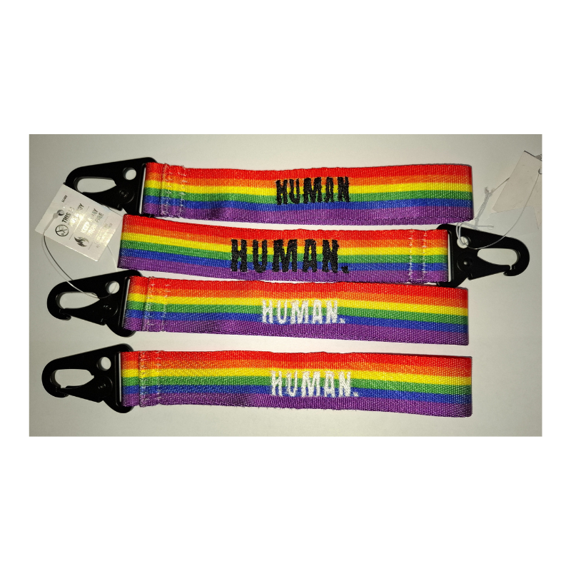 Regenbogen Schlüsselanhänger mit Stickerei „Human“ und schwarzem Karabiner – Pride Statement für Gleichberechtigung, Vielfalt und queere Sichtbarkeit