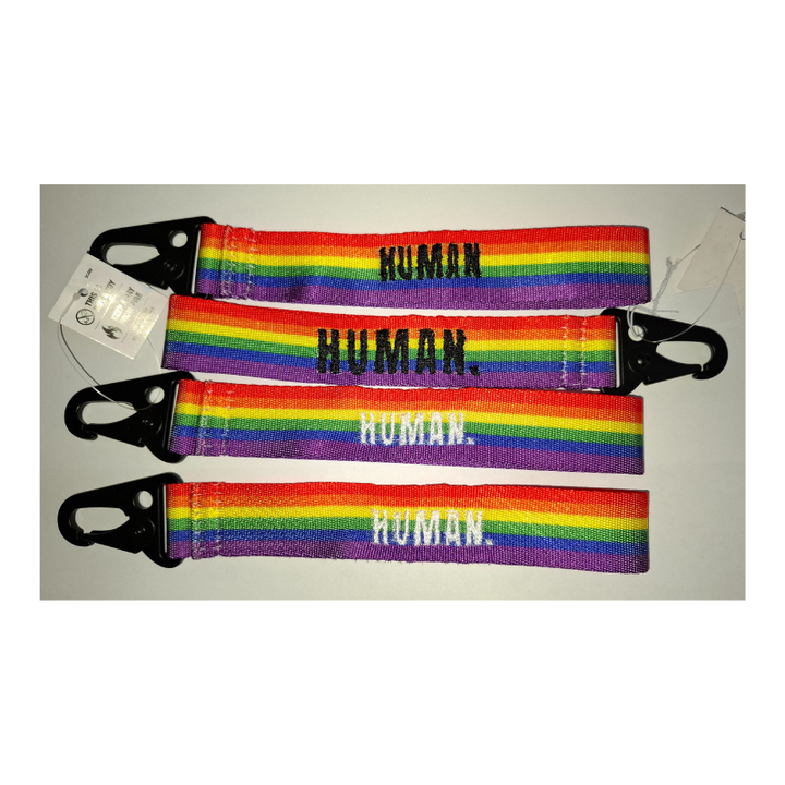 Regenbogen Schlüsselanhänger mit Stickerei „Human“ und schwarzem Karabiner – Pride Statement für Gleichberechtigung, Vielfalt und queere Sichtbarkeit