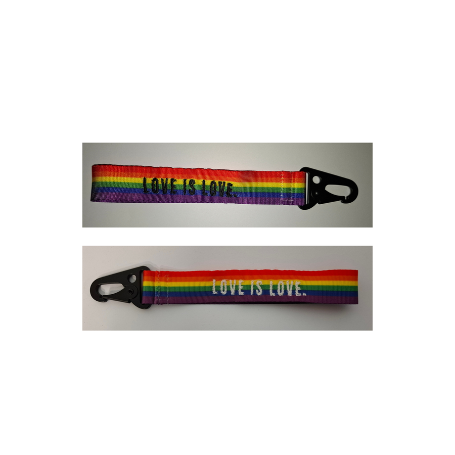 LGBTQIA+ Regenbogen-Schlüsselanhänger „LOVE IS LOVE“ mit schwarzem Karabiner. Hochwertiges Pride Accessoire aus strapazierfähigem Gurtband.