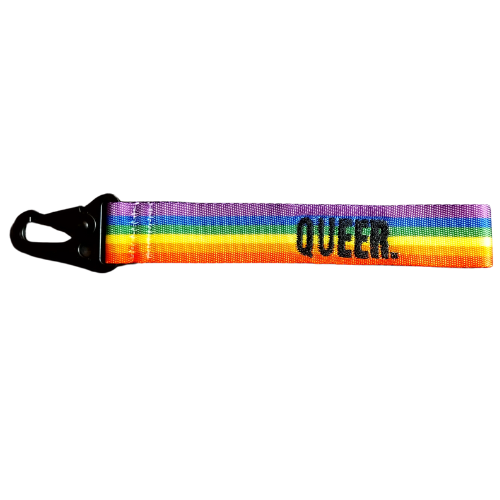 Queerer Regenbogen Schlüsselanhänger in schwarzer   Schrift.