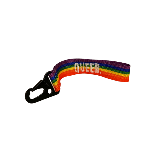 Queerer Regenbogen Schlüsselanhänger in weisser Schrift.