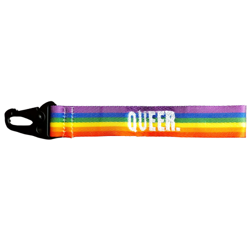 Queerer Regenbogen Schlüsselanhänger in weisser Schrift.