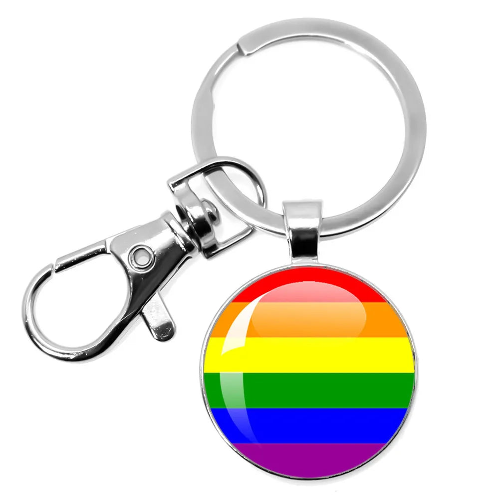 Runder Metall-Schlüsselanhänger mit Regenbogenflagge in sechs Farben.