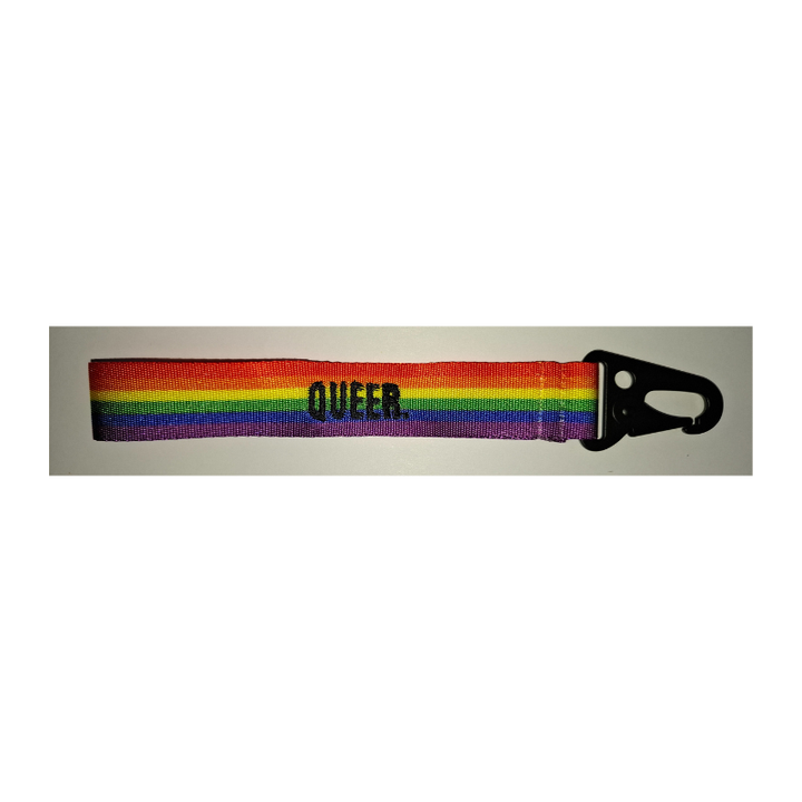 Handgemachter Regenbogen-Schlüsselanhänger mit Aufschrift Queer und schwarzem Karabiner
