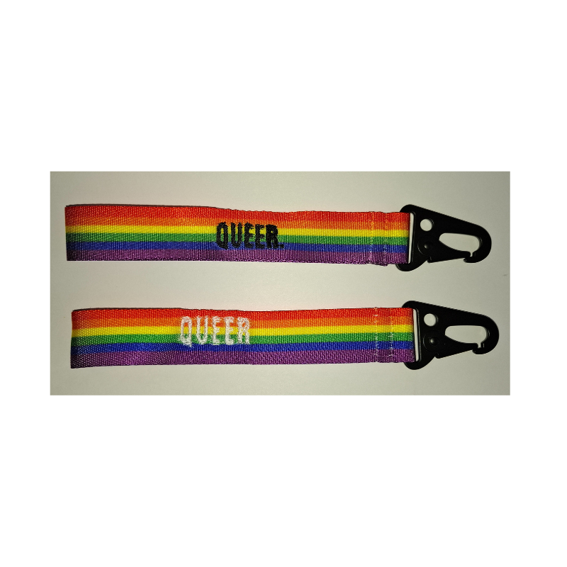 Handgemachter Regenbogen Schlüsselanhänger mit Aufschrift „Queer“ und schwarzem Karabiner – bestickt in der Schweiz