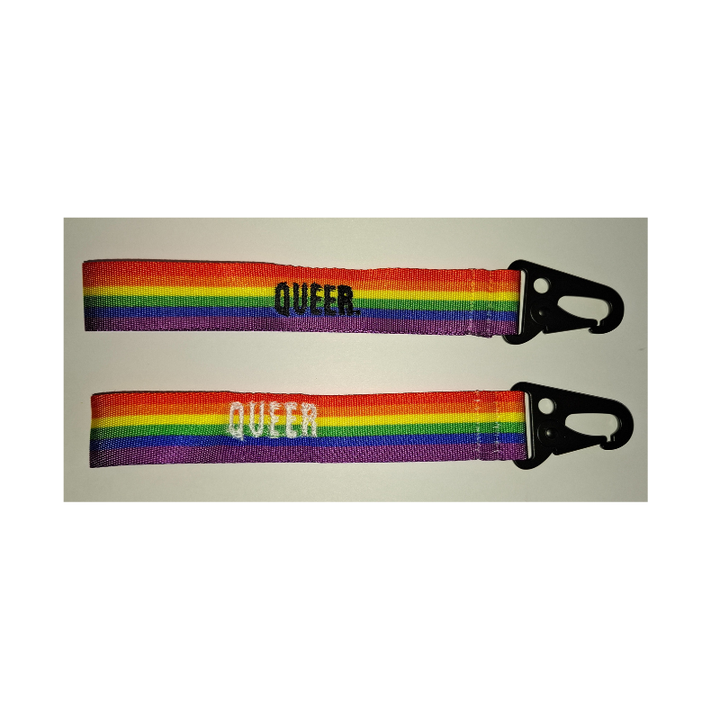 Handgemachter Regenbogen Schlüsselanhänger mit Aufschrift „Queer“ und schwarzem Karabiner – bestickt in der Schweiz