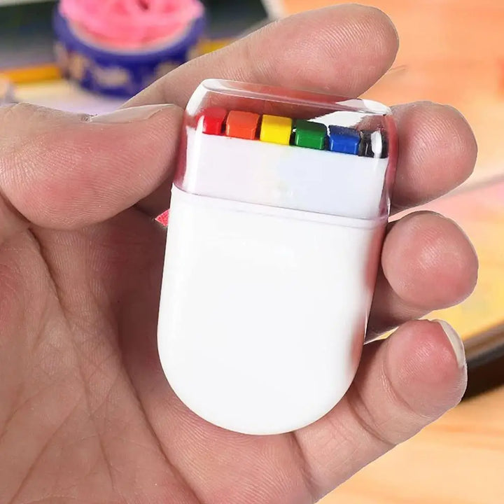 Regenbogen Schminkstift in der Hand