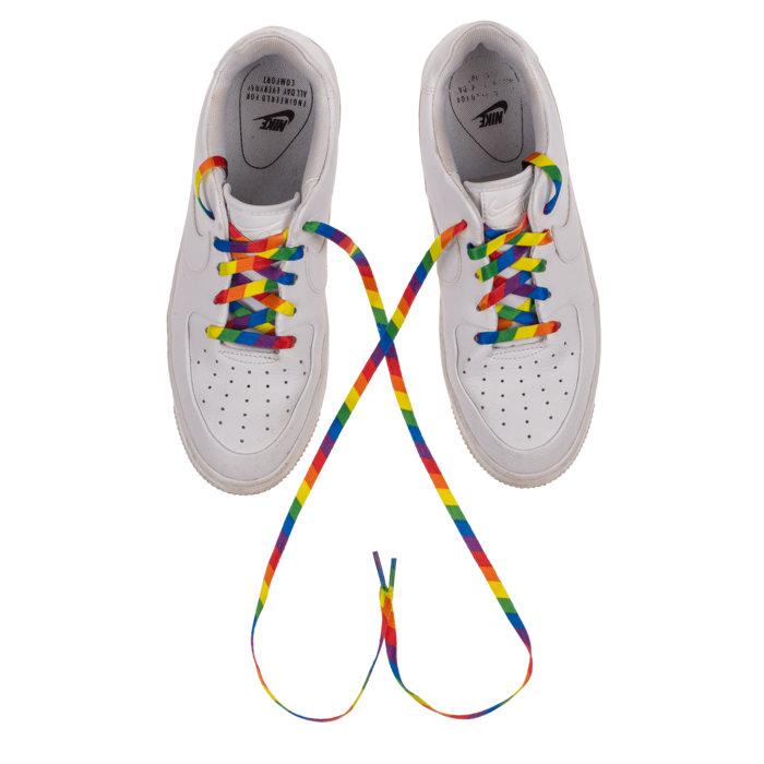 Weiße Sneaker mit regenbogenfarbenen Schnürsenkeln im Pride Design