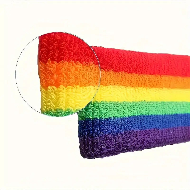 Nahaufnahme des regenbogenfarbenen Sportarmbands aus weichem, schweißabsorbierendem Strickmaterial für das Handgelenk