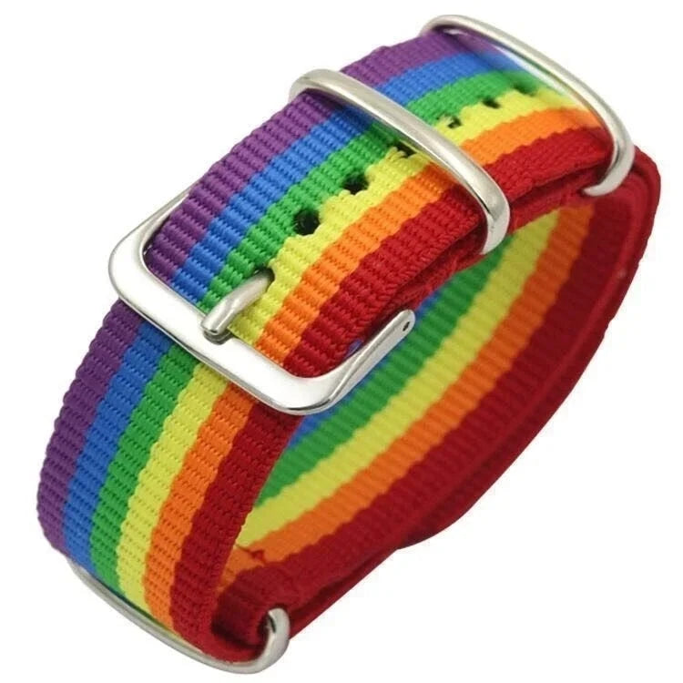 verstellbares Armband aus robustem Stoff mit horizontalen Regenbogenstreifen in rot, orange, gelb, grün, blau und lila, ausgestattet mit einer silbernen Metallschließe