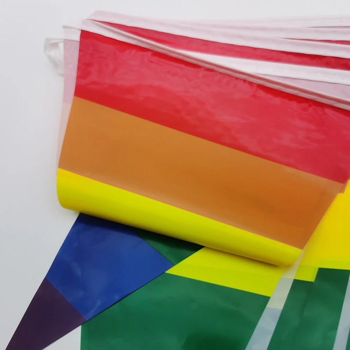 Nahaufnahme von aufgerollten Regenbogen-Wimpeln aus Kunststoff, bereit zur Dekoration