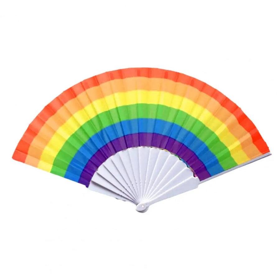 Handfächer in Regenbogenfarben, gehalten von einer Hand mit regenbogenfarbenem Handschuh.