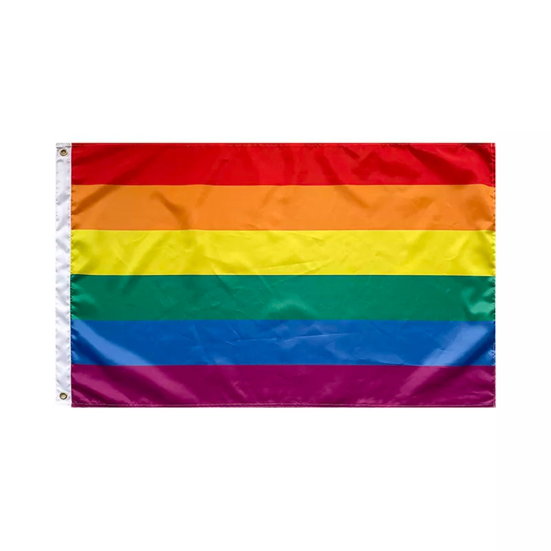 Regenbogenflagge mit sechs Streifen in den Farben Rot, Orange, Gelb, Grün, Blau und Lila.