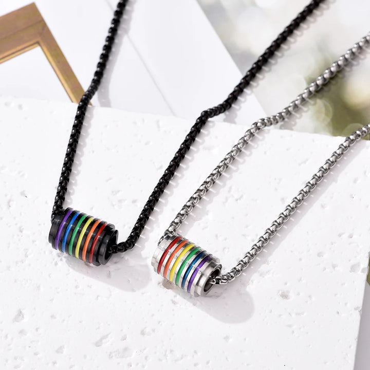 Zwei Halsketten aus Edelstahl in Schwarz und Silber mit rundem Anhänger in Regenbogenfarben