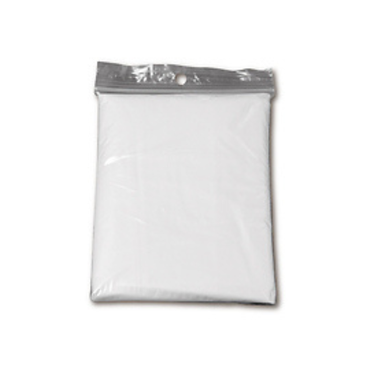 Gefalteter weißer Einweg-Regenponcho in transparenter Verpackung