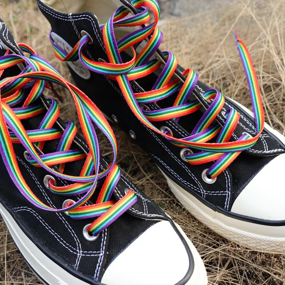 Bunter Sneaker mit Regenbogen-Schnürsenkeln, die farbenfrohe Akzente setzen.