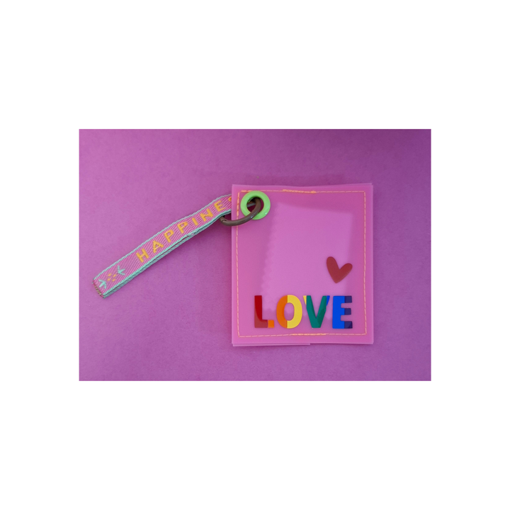 Handgemachter Schlüsselanhänger «LOVE» aus pinkem Jelly Vinyl mit HAPPINESS-Spruchband, Pride Sonderedition von Rain4Flowers