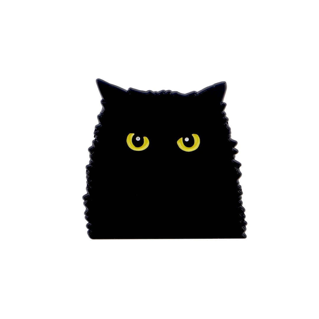 Schwarze Katze Emaille-Pin mit leuchtend gelben Augen im minimalistischen Design.