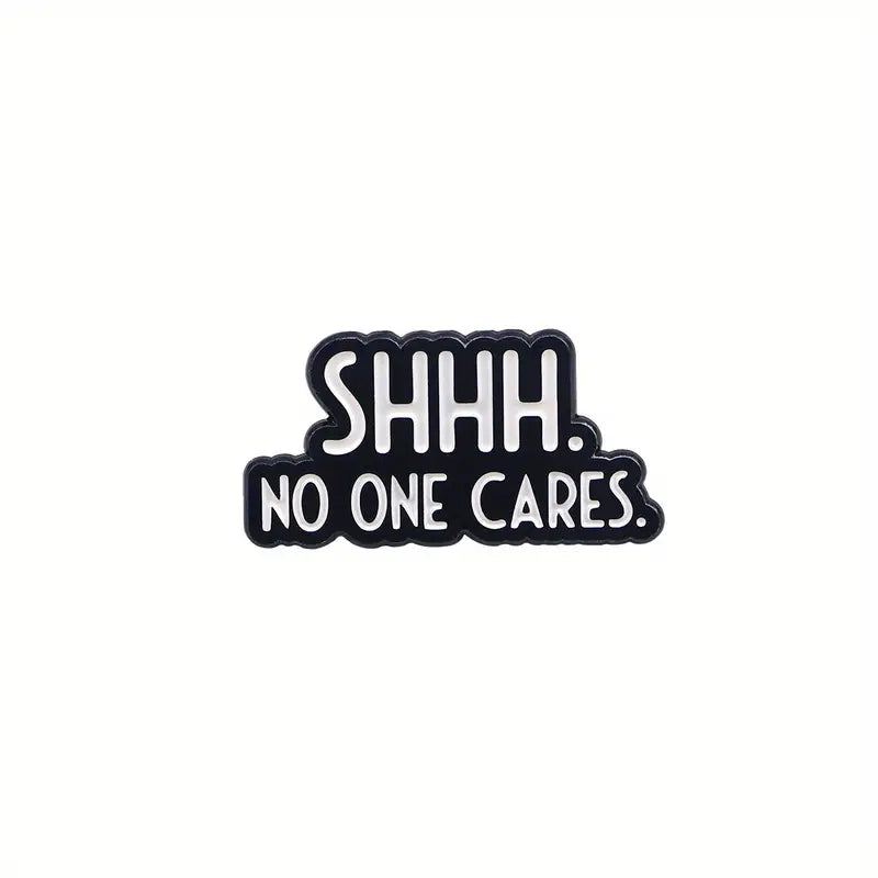 Schwarzer Pin mit weißem Text Shhh No One Cares in Blockbuchstaben