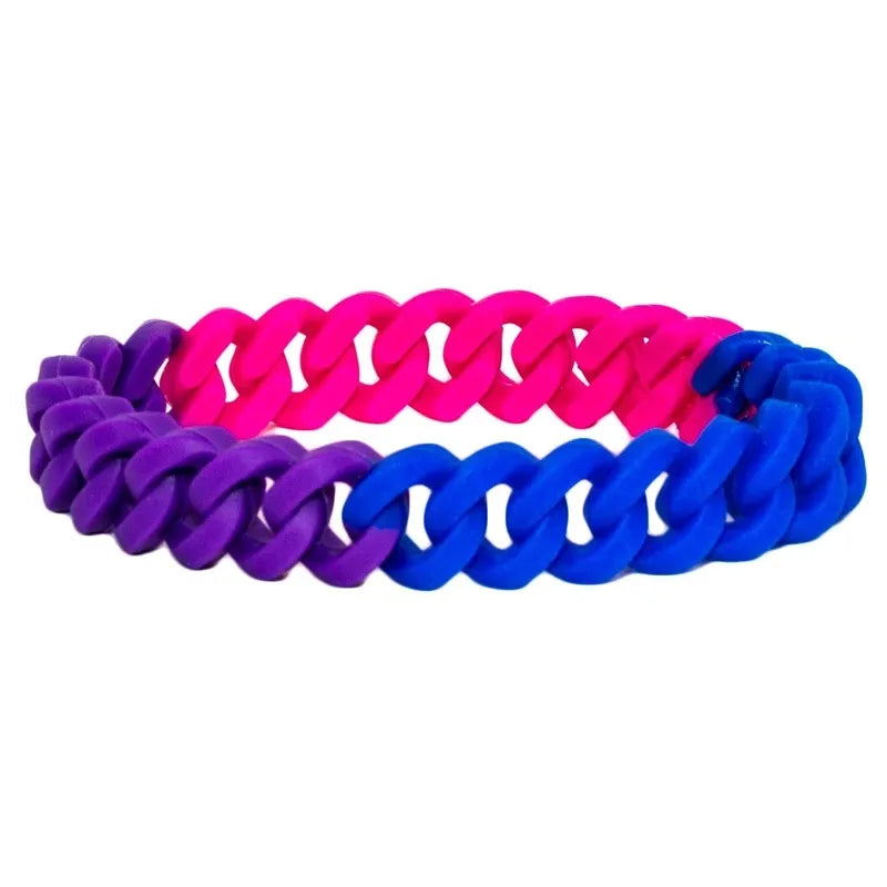 Bisexuelles Silikonarmband mit Farbverlauf in Rosa, Lila und Blau in Gliederoptik auf weißem Hintergrund