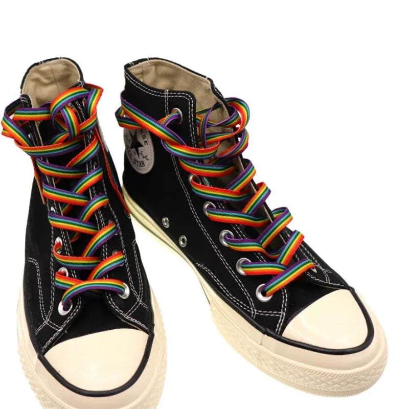 Bunter Sneaker mit Regenbogen-Schnürsenkeln, die farbenfrohe Akzente setzen.