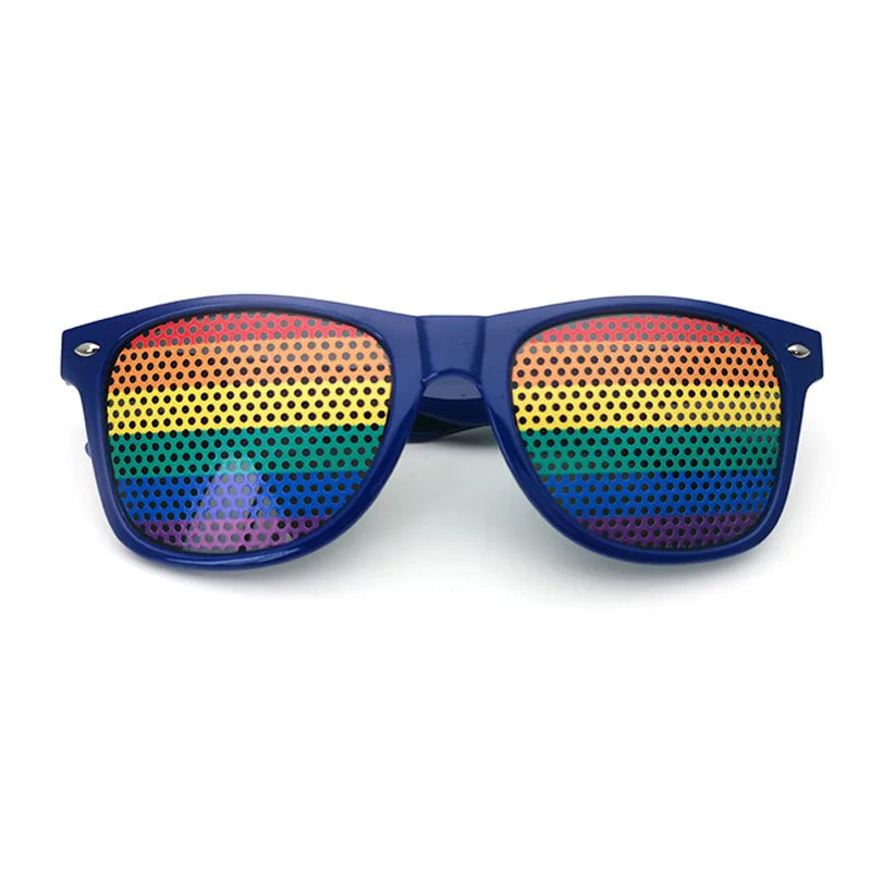 Sonnenbrille mit blauem Rahmen und perforierten Gläsern im Regenbogen-Design mit horizontalen Streifen in Rot, Orange, Gelb, Grün, Blau und Lila