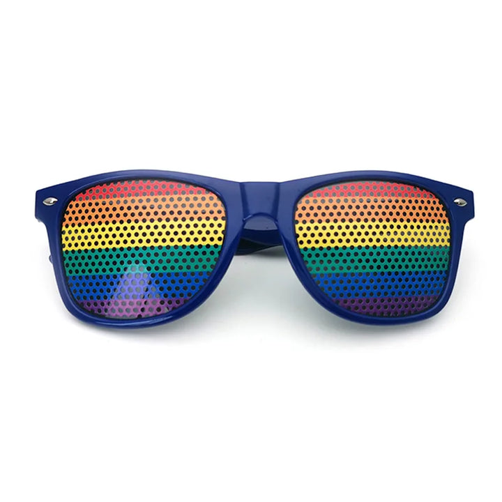 Sonnenbrille mit blauem Rahmen und perforierten Gläsern im Regenbogen-Design mit horizontalen Streifen in Rot, Orange, Gelb, Grün, Blau und Lila